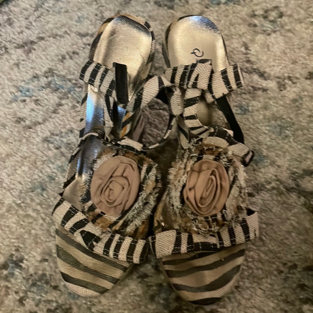 Super cute animal prints and rose detail!